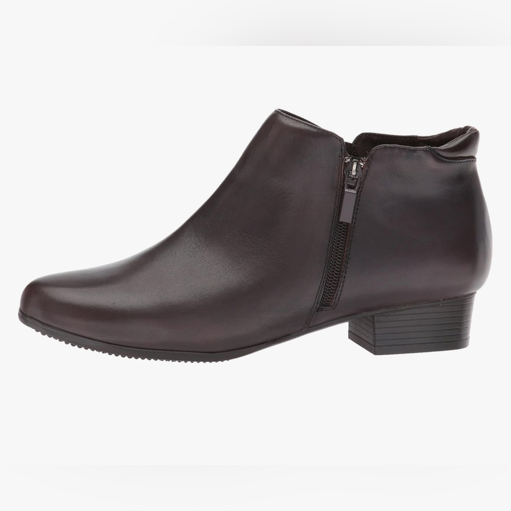 Trotters Women's Major Ankle Bootie, Black, 7M
